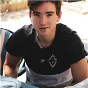 profesor de guitarra ofrece clases para principiantes de todas las edades